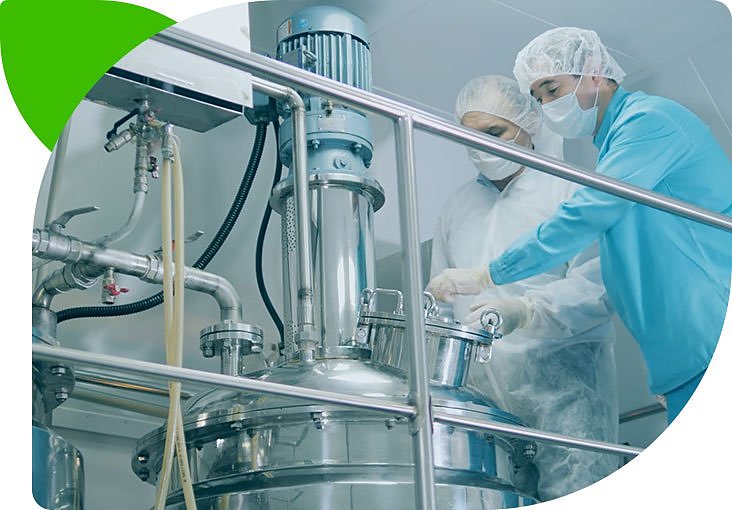 Baisifu Xi'an facility - distillation and CO2 extraction equipment with operators